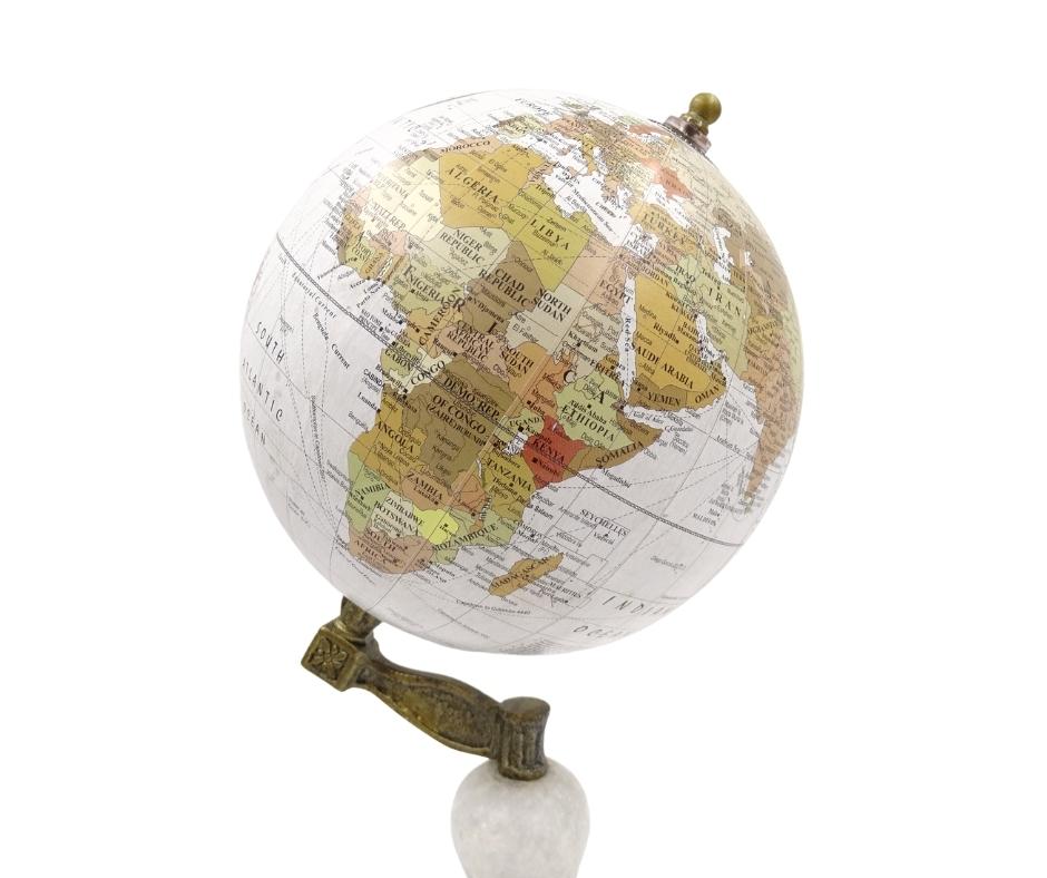 Globo decorativo Voyager su base in marmo e legno con opzione di incisione personalizzata – Regalo elegante per amanti dei viaggi, altezza 32 cm, diametro 15,5 cm, mappa bianca con continenti colorati