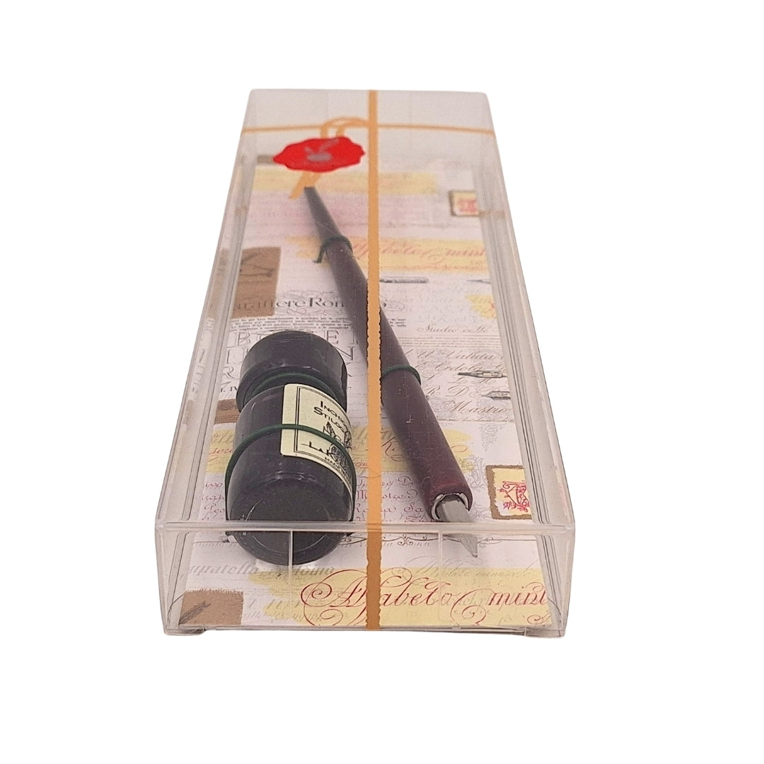 Elegante set per calligrafia con penna in legno e inchiostro nero, possibilità di personalizzazione con incisione, ideale come regalo per amanti della scrittura, in confezione decorativa 7,5 x 22 x 3 cm