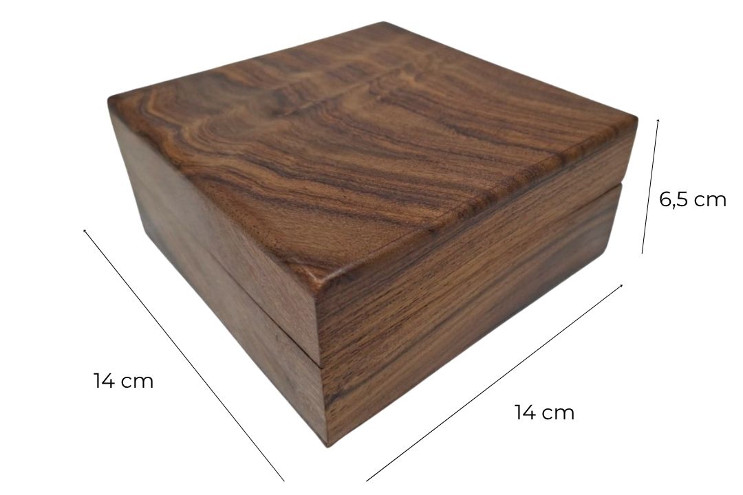 Elegante scatola in legno con inserto blu navy, 14x14x6,5 cm, personalizzabile con incisione