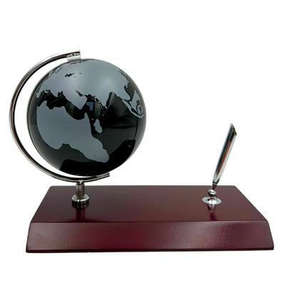 Elegante set decorativo da scrivania con incisione personalizzata - globo portapenne in metallo cromato e legno scuro