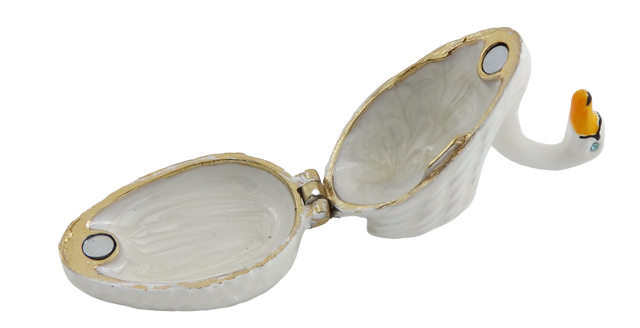 Elegante scatola regalo in metallo a forma di cigno con possibilità di personalizzazione tramite incisione, bianco e oro, ideale per conservare gioielli - dimensioni 5x3,7x2,7 cm