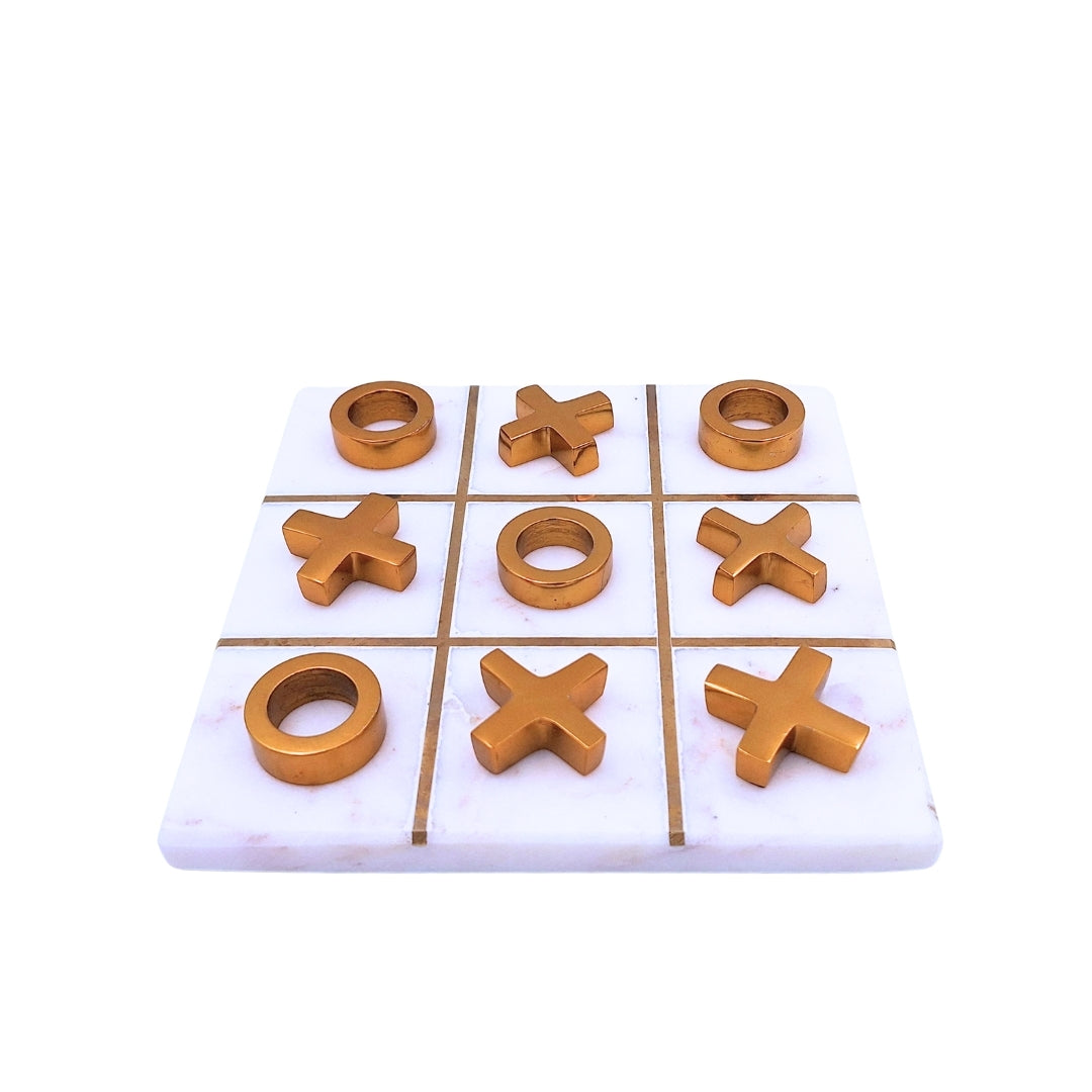Elegante Tris su Base in Marmo con Possibilità di Personalizzazione Incisa – Regalo Ideale in Stile Glamour, Dimensioni 14 x 14 cm, Materiale: Marmo e Ottone