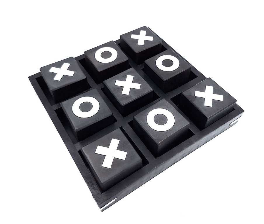 Grande Tris in Legno 24x24 cm con Possibilità di Personalizzazione Incisa - Elegante Gioco Strategico da Regalo - Classica Combinazione Bianco-Nero, Legno di Alta Qualità