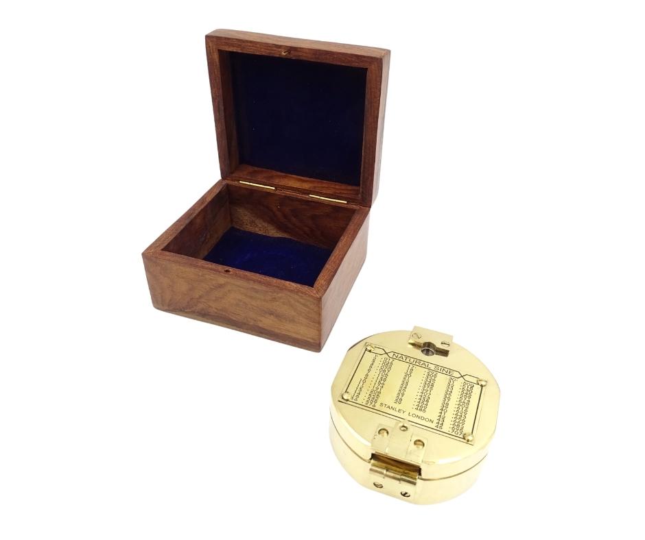 Bussola in ottone Brunton CB5 in scatola di legno con possibilità di personalizzazione tramite incisione