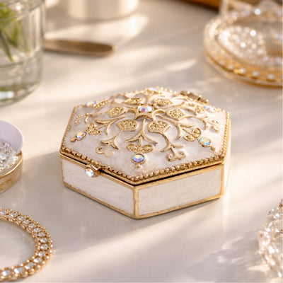 Elegante scatoletta regalo in metallo con cristalli B0035-08WH, bianco e oro, possibilità di personalizzazione tramite incisione, ideale per gioielli e piccoli oggetti, 5x5x2 cm
