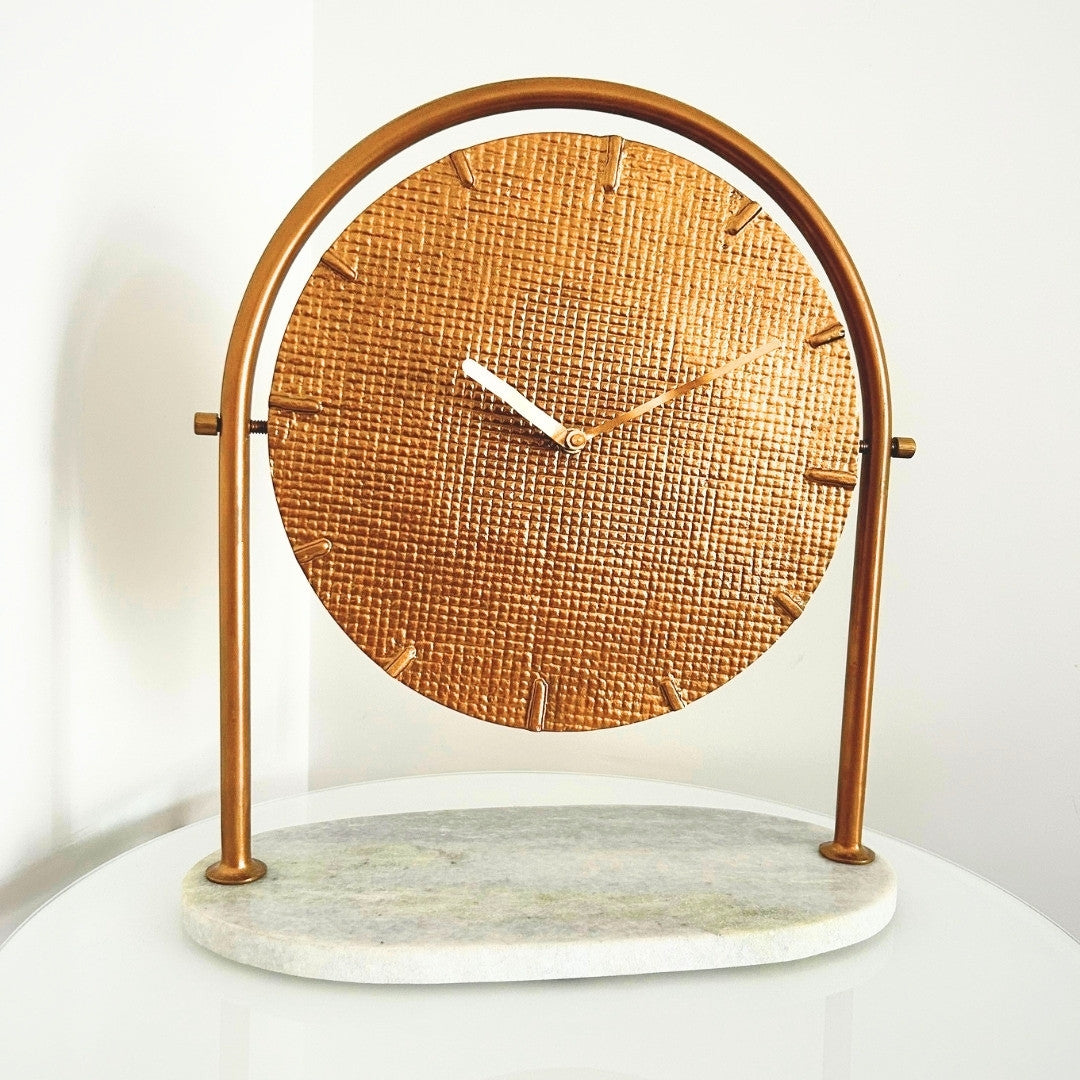 Orologio Rotondo Elegante in Metallo su Base in Marmo con Possibilità di Personalizzazione Incisa