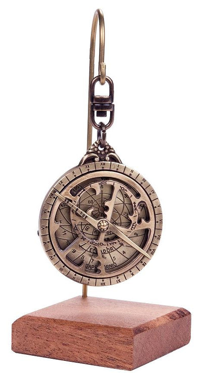 Miniatura di astrolabio H81 su base in legno con possibilità di personalizzazione tramite incisione - elegante elemento decorativo regalo per appassionati di astronomia, altezza 13 cm, diametro 4,5 cm, realizzazione unica con cura dei dettagli