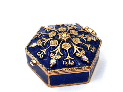 Elegante scatola regalo in metallo con cristalli B0035-08BL in colorazione blu navy e oro con possibilità di personalizzazione tramite incisione