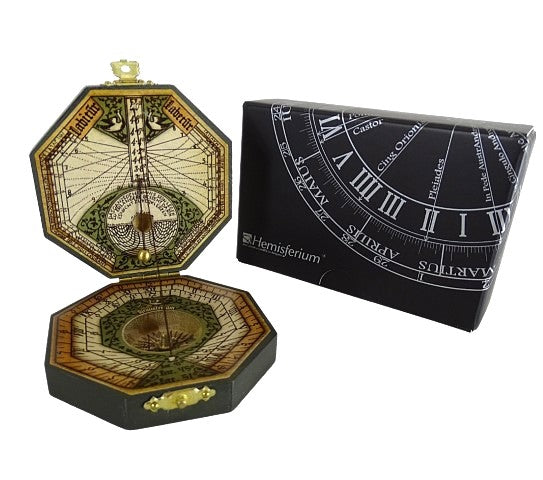 Orologio solare ottagonale e bussola H06 con possibilità di personalizzazione tramite incisione – elegante regalo per appassionati di navigazione, realizzato in legno e ottone, con ricca ornamentazione, dimensioni 7,3 x 2 cm