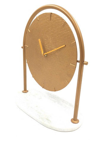 Orologio Rotondo Elegante in Metallo su Base in Marmo con Possibilità di Personalizzazione Incisa