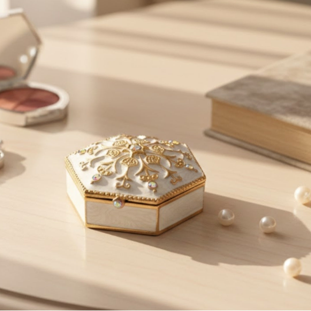 Elegante scatoletta regalo in metallo con cristalli B0035-08WH, bianco e oro, possibilità di personalizzazione tramite incisione, ideale per gioielli e piccoli oggetti, 5x5x2 cm