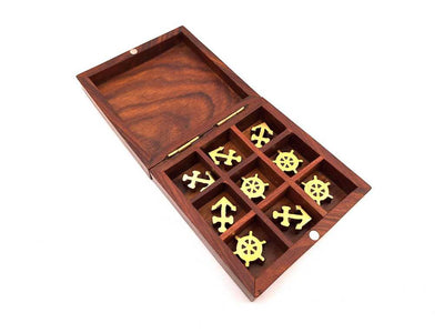 Tris nautico in legno con incisione - Regalo personalizzato per velista, dimensioni 10x10 cm, design elegante con dettagli in ottone