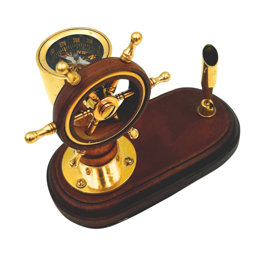 Elegante Set da Scrivania con Timone e Bussola con Portapenne – Legno e Ottone – Incisione Personalizzata – Regalo Ideale per Velista – Altezza 14,5 cm