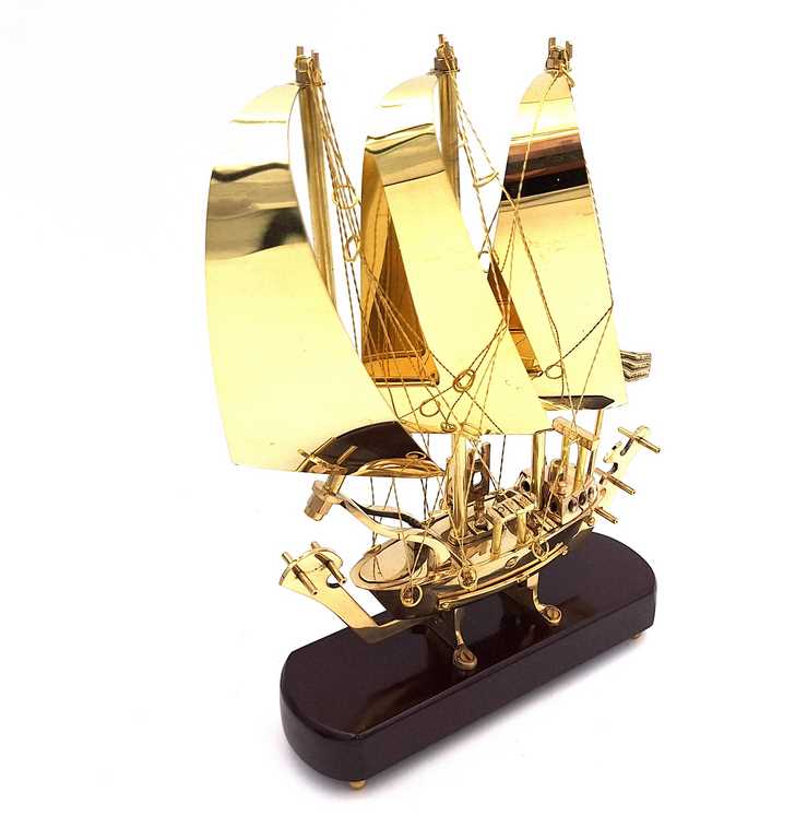 Elegante Nave in Ottone su Base in Legno 30 cm con Possibilità di Personalizzazione Incisa