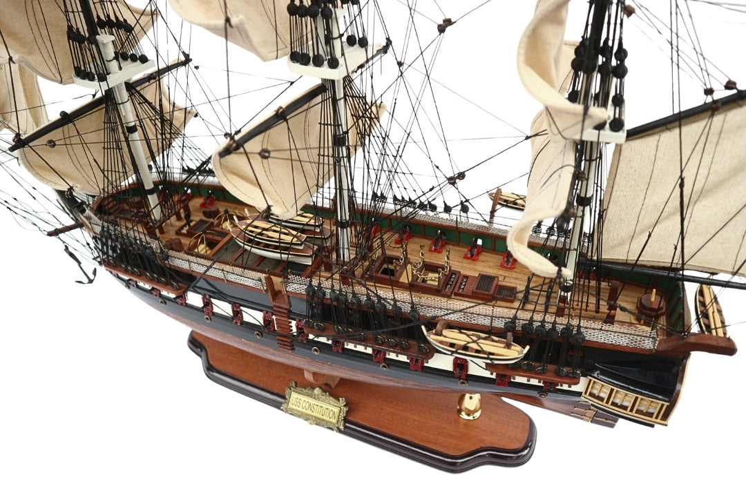 Grande modello esclusivo del veliero USS Constitution da 100 cm con possibilità di personalizzazione tramite incisione
