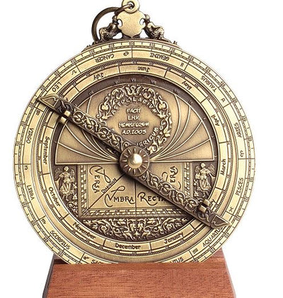 Astrolabio europeo H32 – replica rinascimentale premium con possibilità di personalizzazione tramite incisione – regalo ideale con elegante basamento in legno – altezza 12 cm, realizzato a mano con cura dei dettagli