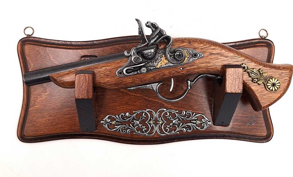 Replica pistola TR-239 su appendiabiti da parete con possibilità di personalizzazione con incisione