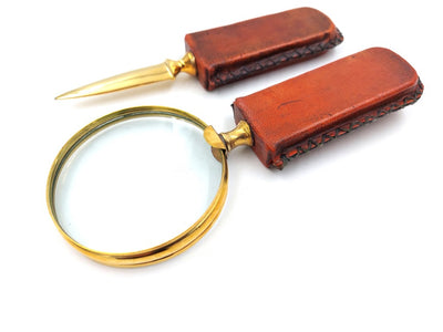 Lente d'ingrandimento in ottone e tagliacarte con manico rivestito in pelle