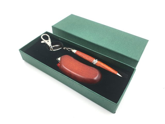 Elegante set regalo con accendino e penna in custodia di legno, personalizzazione con incisione, colore mogano, ideale per occasioni speciali