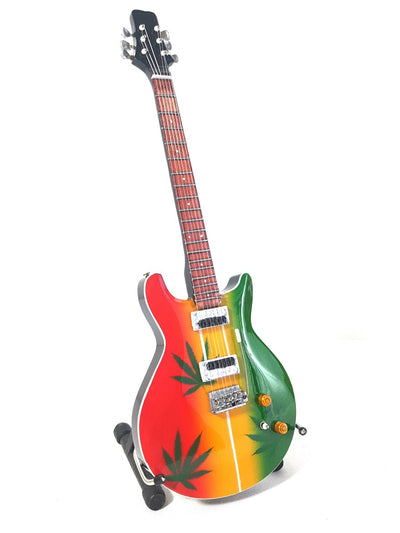 Mini chitarra Bob Marley Tribute Ganja MGT-0468 con possibilità di incisione personalizzata, regalo ideale per fan del reggae, realizzata a mano in legno di mogano, altezza 27,5 cm, colori giallo, rosso, verde, bianco