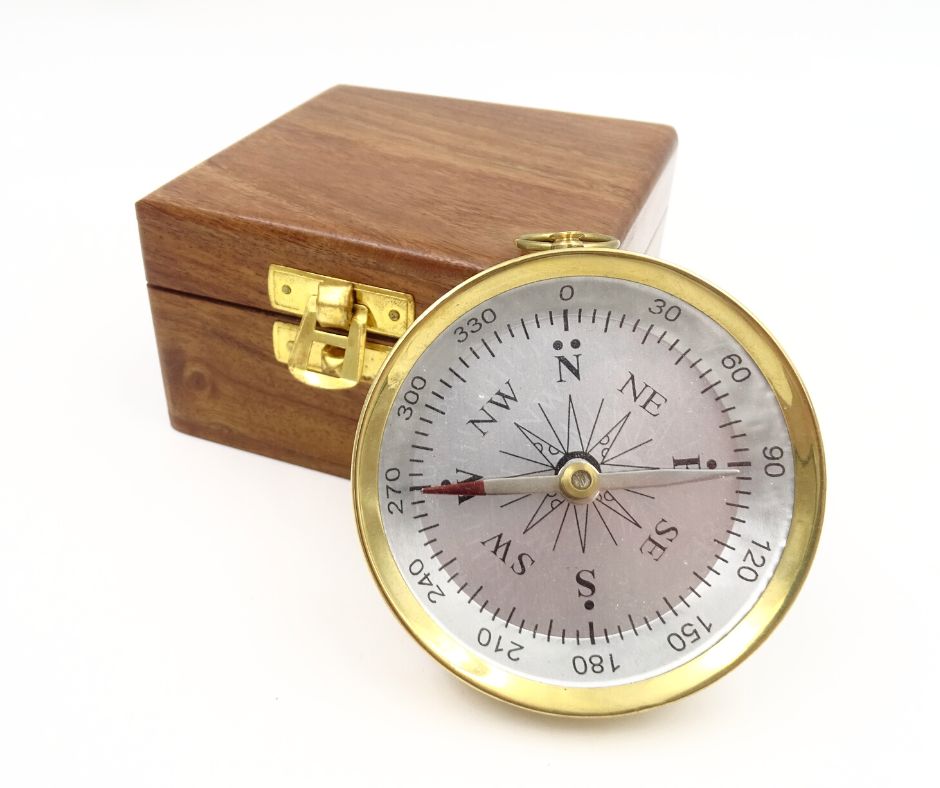 Bussola in ottone in confezione di legno con possibilità di incisione personalizzata - regalo elegante per appassionati di marina, diametro 7,5 cm, altezza 1,5 cm