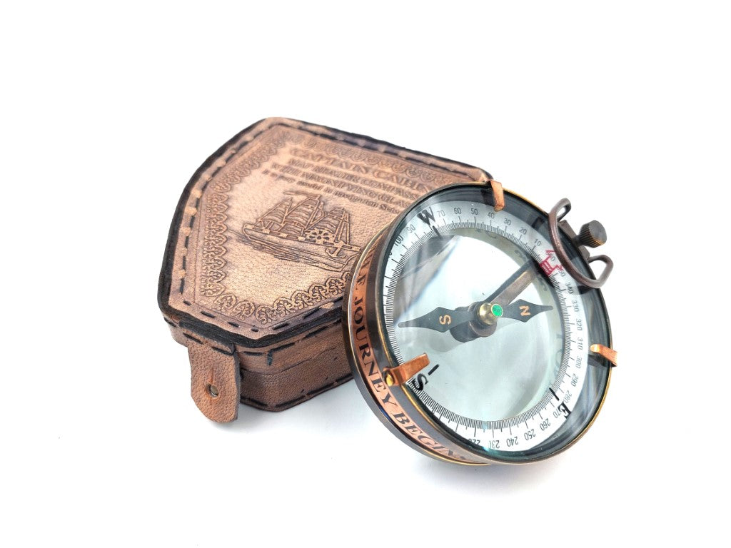 Bussola del viaggiatore con incisione personalizzata in custodia di pelle - gadget retrò in ottone per regalo, 9,25 cm con scritta ispiratrice