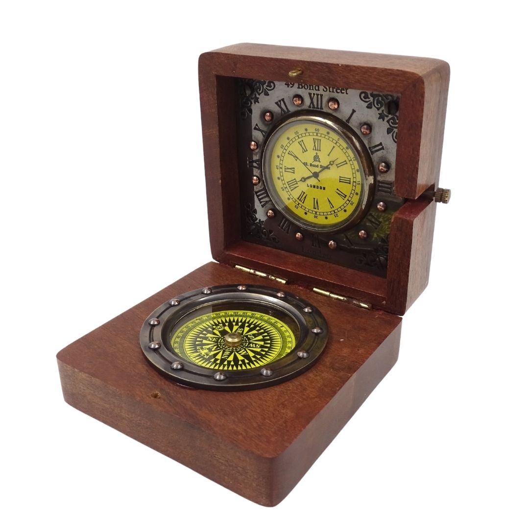 Bussola e orologio rétro in una scatola di legno con possibilità di personalizzazione tramite incisione