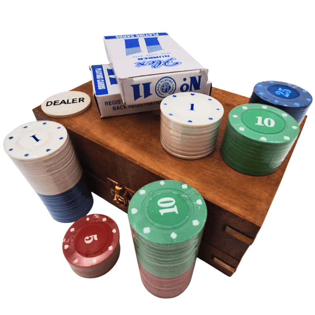 Elegante set da poker in scatola di legno con incisione