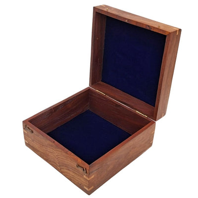 Elegante scatola regalo in legno 20x20x11 cm con inserto blu navy e personalizzabile con incisione