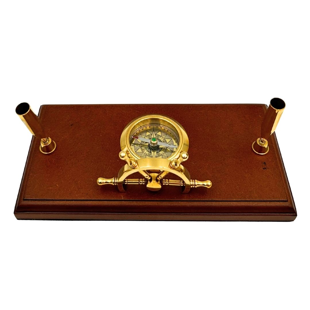 Set da Scrivania Marinaro con Incisione – Timone, Bussola, Portapenne in Legno Lucidato e Ottone