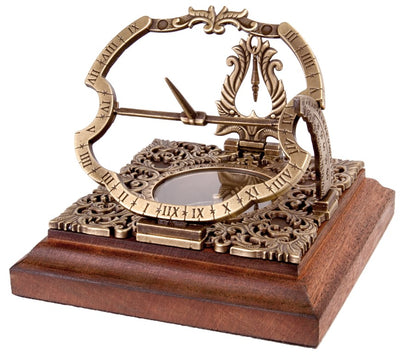 Orologio Solare in Ottone Habsburg H30 con possibilità di personalizzazione incisa, ideale come regalo, in elegante stile augsburghese, altezza 10 cm, su base in legno