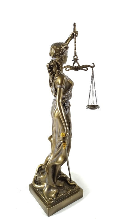 Figura Temida 35 cm con possibilità di personalizzazione con incisione - regalo elegante per avvocati, giudici o consulenti legali, realizzata in polyresina di colore dorato con finitura antica