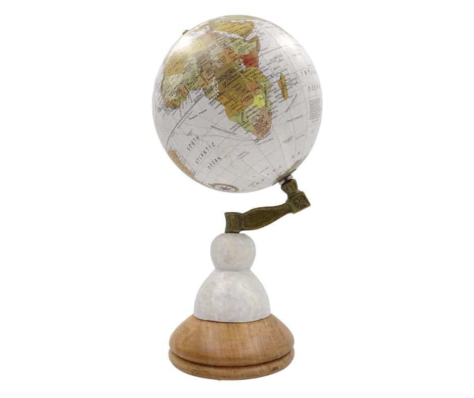 Globo decorativo Voyager su base in marmo e legno con opzione di incisione personalizzata – Regalo elegante per amanti dei viaggi, altezza 32 cm, diametro 15,5 cm, mappa bianca con continenti colorati