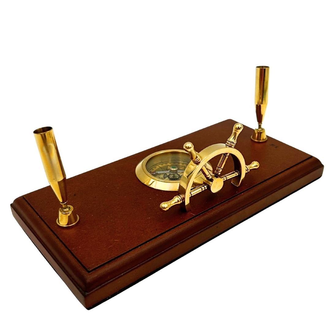Set da Scrivania Marinaro con Incisione – Timone, Bussola, Portapenne in Legno Lucidato e Ottone