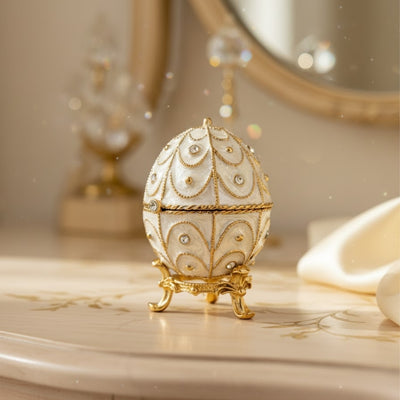 Esclusiva scatola uovo Fabergé in metallo con cristalli bianco-oro con possibilità di personalizzazione tramite incisione
