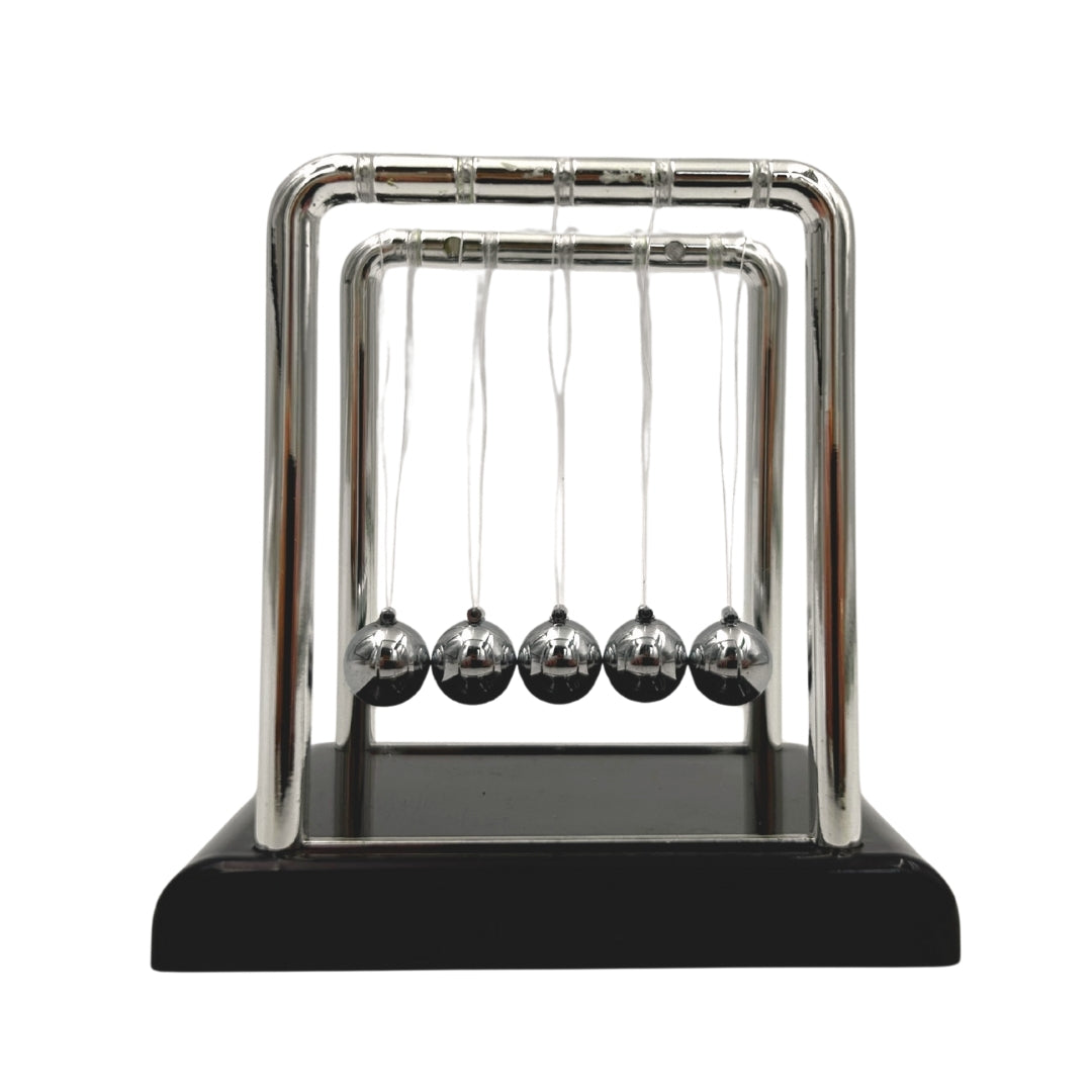 Pendolo Newton con incisione – elegante gadget antistress da scrivania, perfetto come regalo – altezza 9 cm, sfere in acciaio, design minimalista