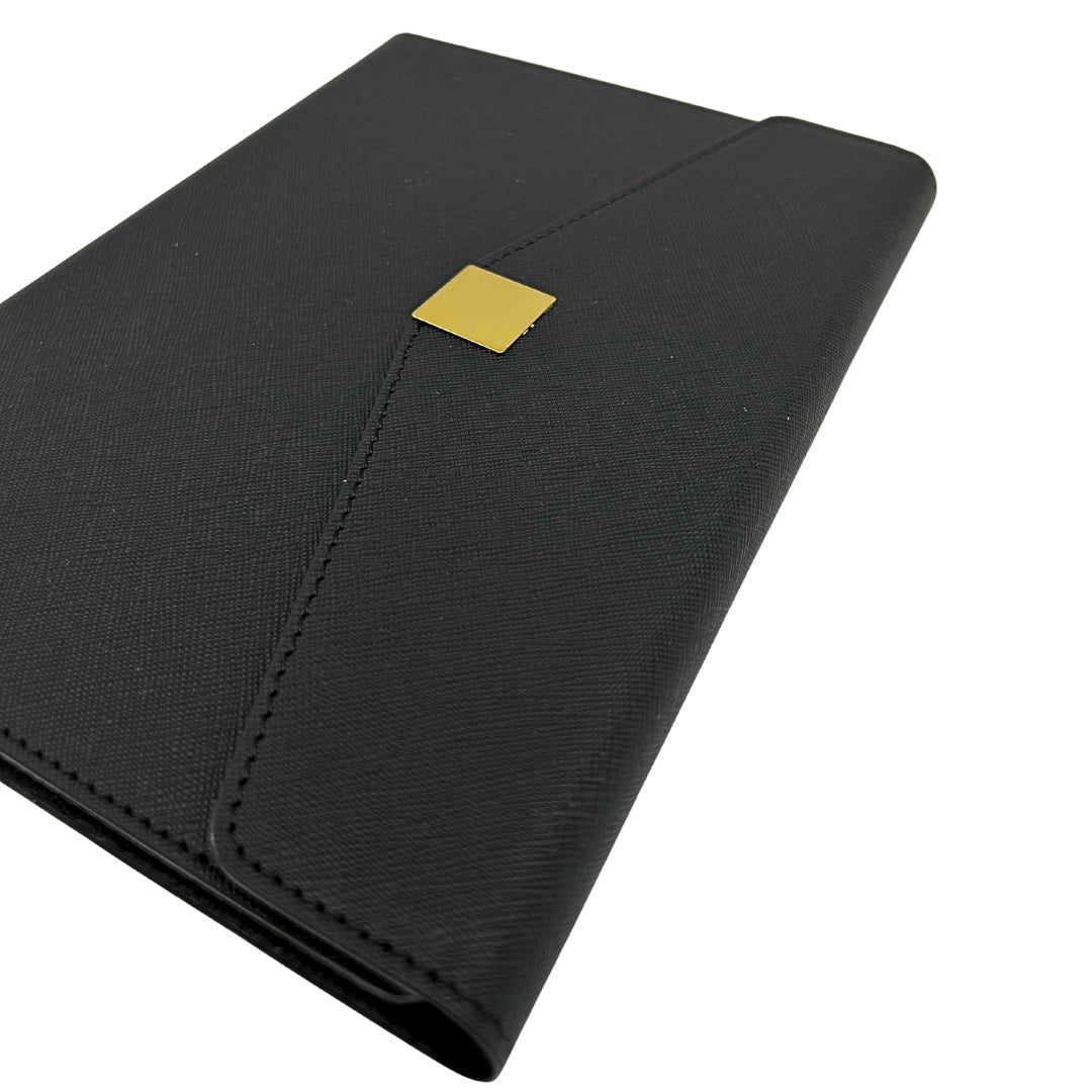 Elegante Set Regalo Premium con Personalizzazione – Taccuino in Pelle A5, Penna e Pendrive 16GB in Scatola Nero-Oro