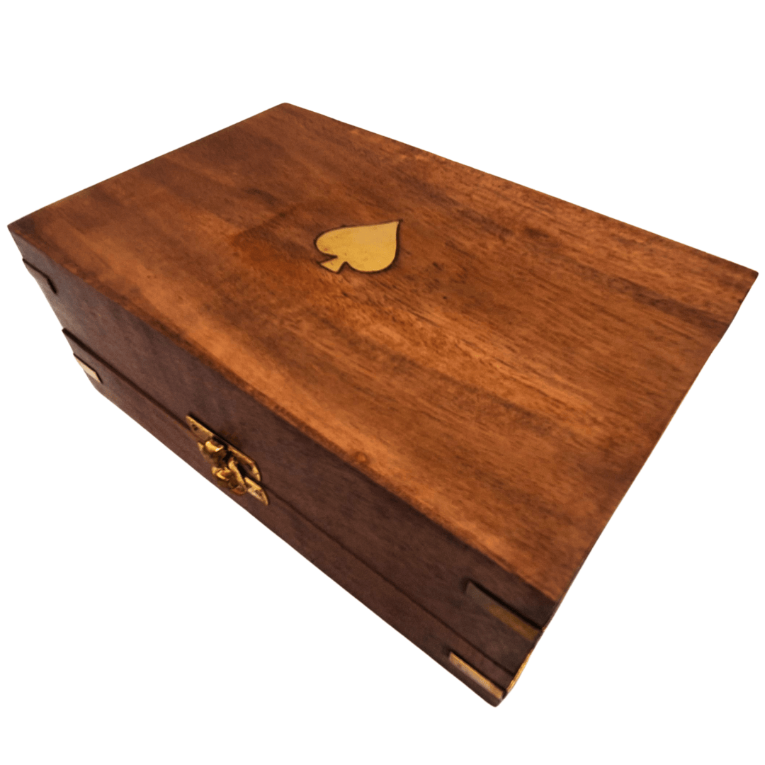 Elegante set da poker in scatola di legno con incisione