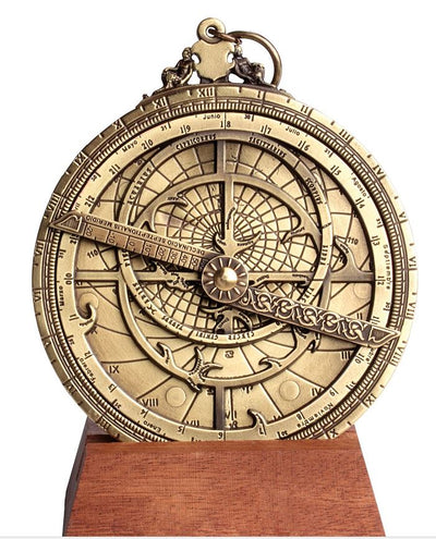 Astrolabio europeo H32 – replica rinascimentale premium con possibilità di personalizzazione tramite incisione – regalo ideale con elegante basamento in legno – altezza 12 cm, realizzato a mano con cura dei dettagli
