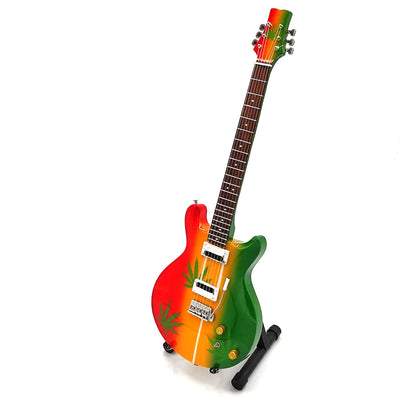 Mini chitarra Bob Marley Tribute Ganja MGT-0468 con possibilità di incisione personalizzata, regalo ideale per fan del reggae, realizzata a mano in legno di mogano, altezza 27,5 cm, colori giallo, rosso, verde, bianco