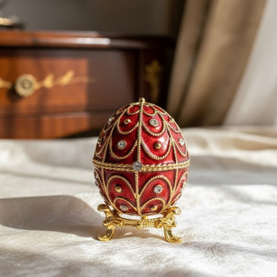 Scatola esclusiva in metallo Fabergé con cristalli in colore rosso e oro, possibilità di personalizzazione tramite incisione, ideale come regalo, dimensioni 5,5x6,5 cm