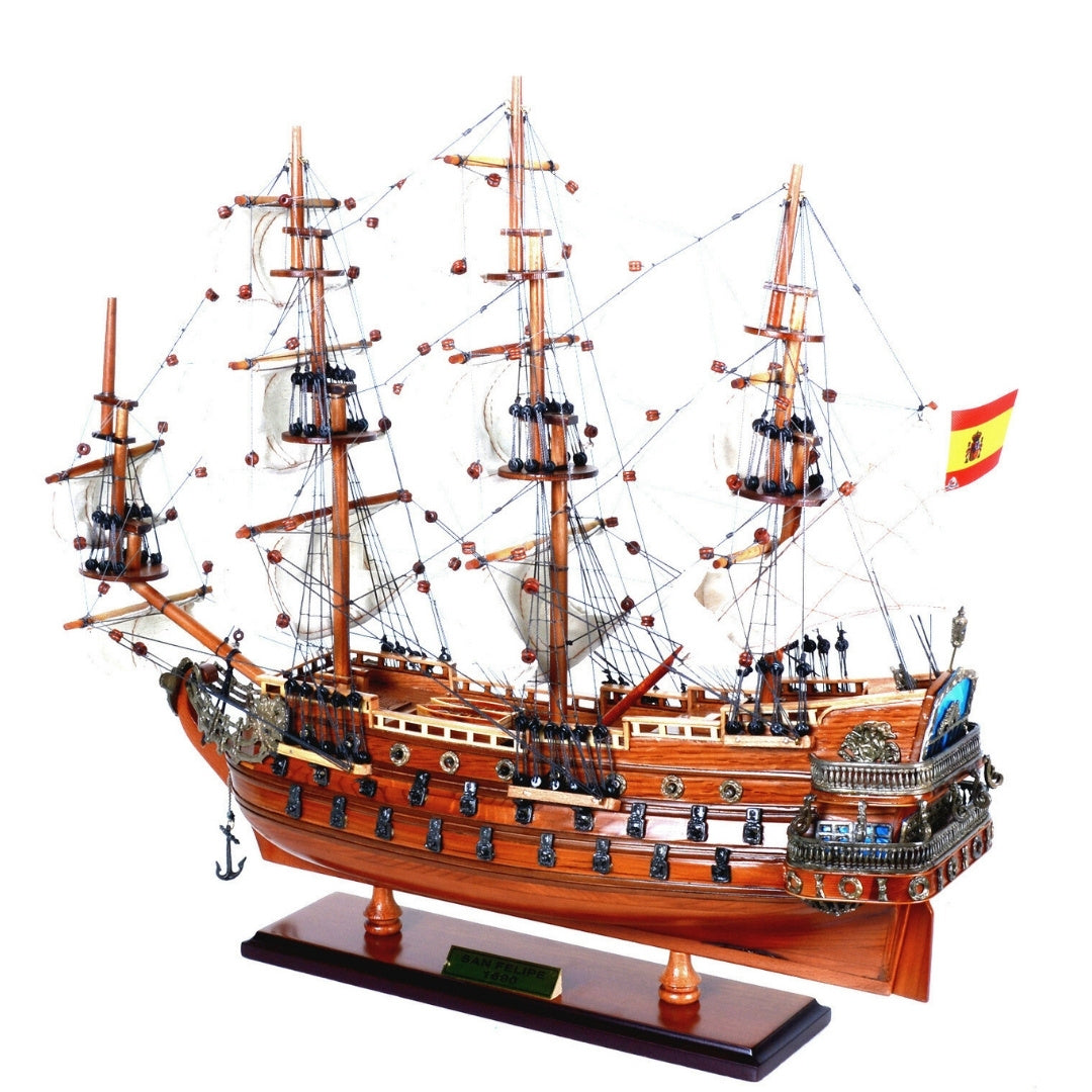 Modello esclusivo di veliero San Felipe SF45R con vele spiegate, realizzato a mano in legno esotico, possibilità di personalizzazione con incisione, ideale come regalo, dimensioni 48,3 cm x 17,8 cm x 45,7 cm