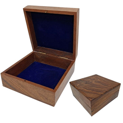 Elegante scatola in legno con inserto blu navy, 14x14x6,5 cm, personalizzabile con incisione