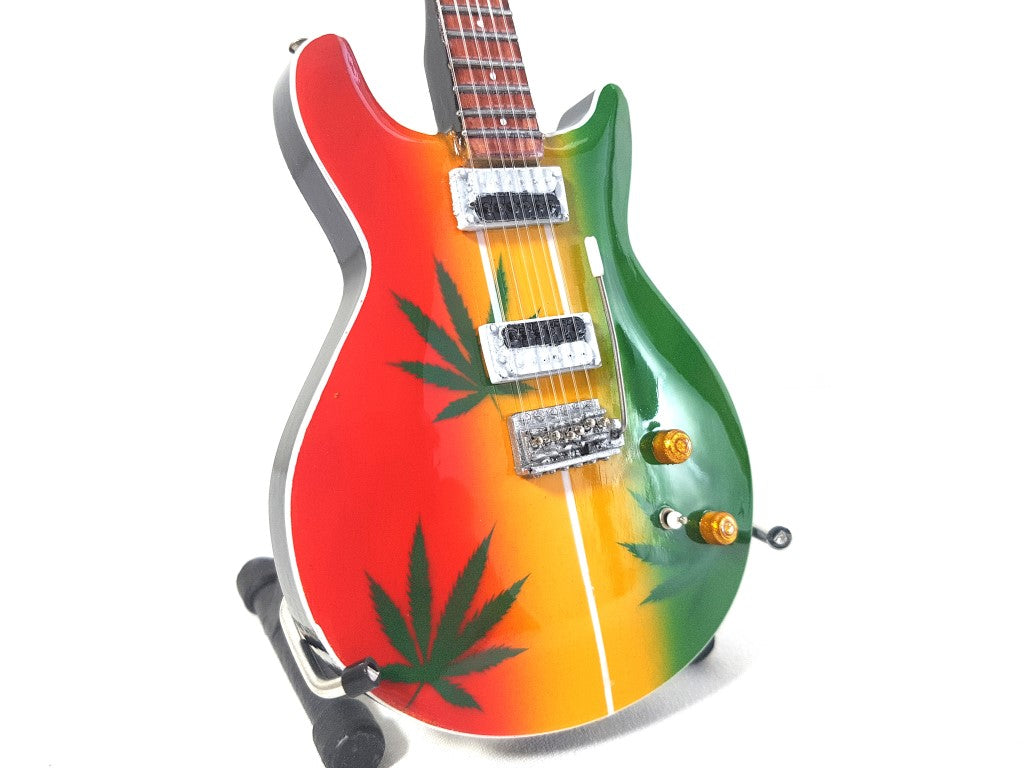 Mini chitarra Bob Marley Tribute Ganja MGT-0468 con possibilità di incisione personalizzata, regalo ideale per fan del reggae, realizzata a mano in legno di mogano, altezza 27,5 cm, colori giallo, rosso, verde, bianco
