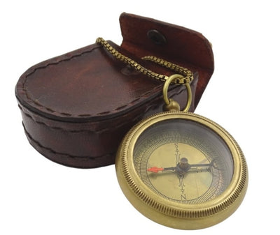 Bussola in ottone elegante con catena in custodia di pelle
