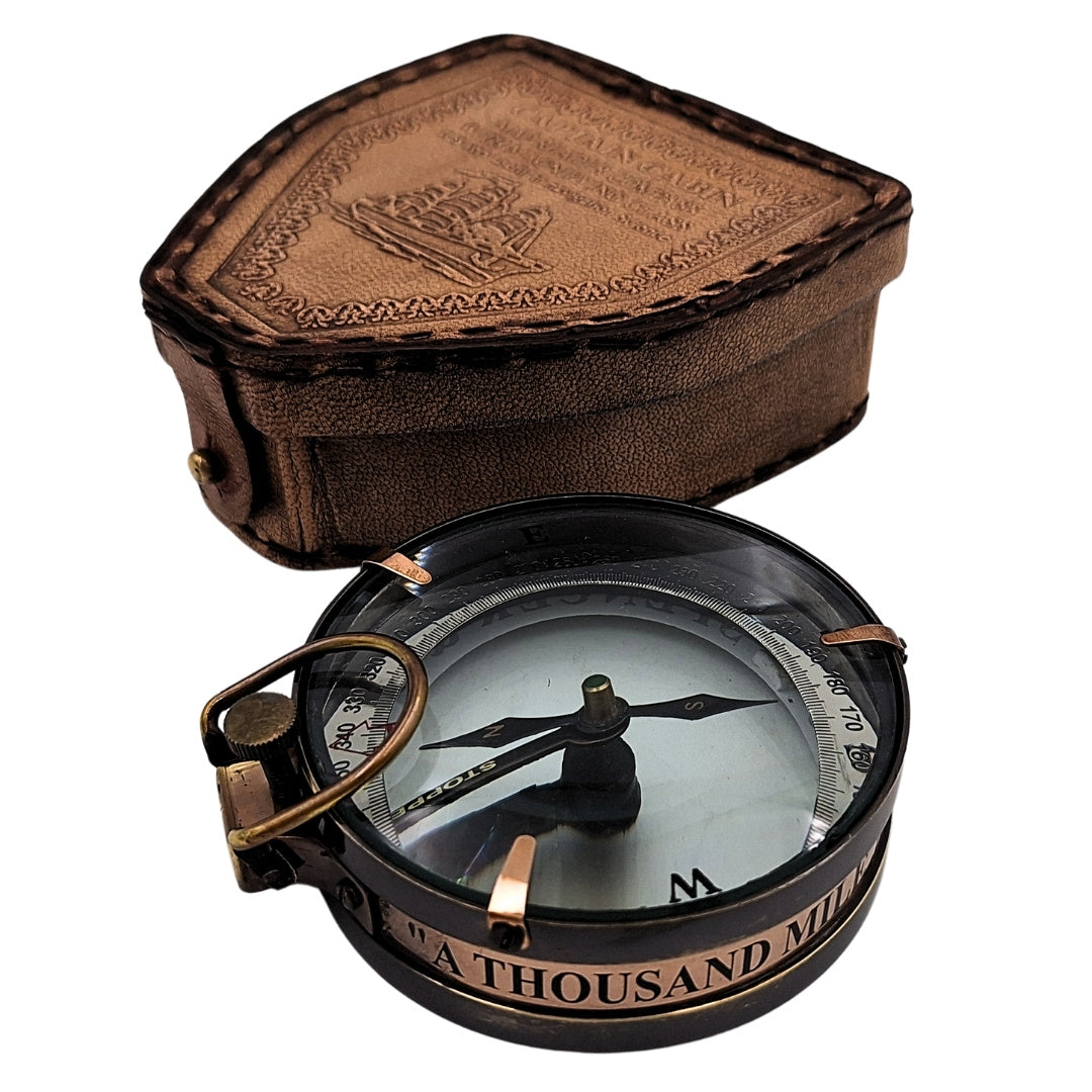 Bussola del viaggiatore con incisione personalizzata in custodia di pelle - gadget retrò in ottone per regalo, 9,25 cm con scritta ispiratrice
