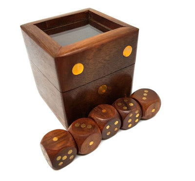 Gioco di dadi in elegante scatola di legno con coperchio in vetro, possibilità di personalizzazione con incisione, ideale come regalo, 5x5 cm, per persone sopra i 14 anni