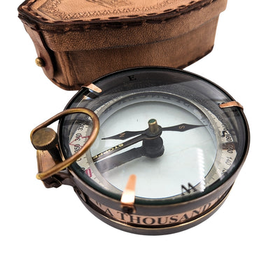 Bussola del viaggiatore con incisione personalizzata in custodia di pelle - gadget retrò in ottone per regalo, 9,25 cm con scritta ispiratrice