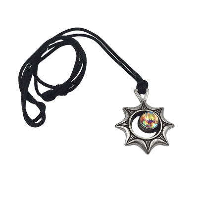 Collana Eclissi Solare con incisione – Illusione Ottica con Cristallo Ceco, Regalo Personalizzato per Viaggiatori, Zamak di alta qualità, lunghezza regolabile 45-62 cm