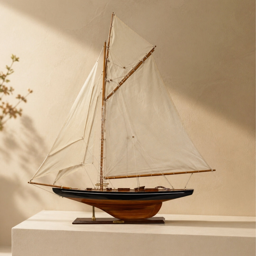 Modello di yacht Columbia con velatura a gaf, altezza 104 cm, in legno, con possibilità di personalizzazione con incisione